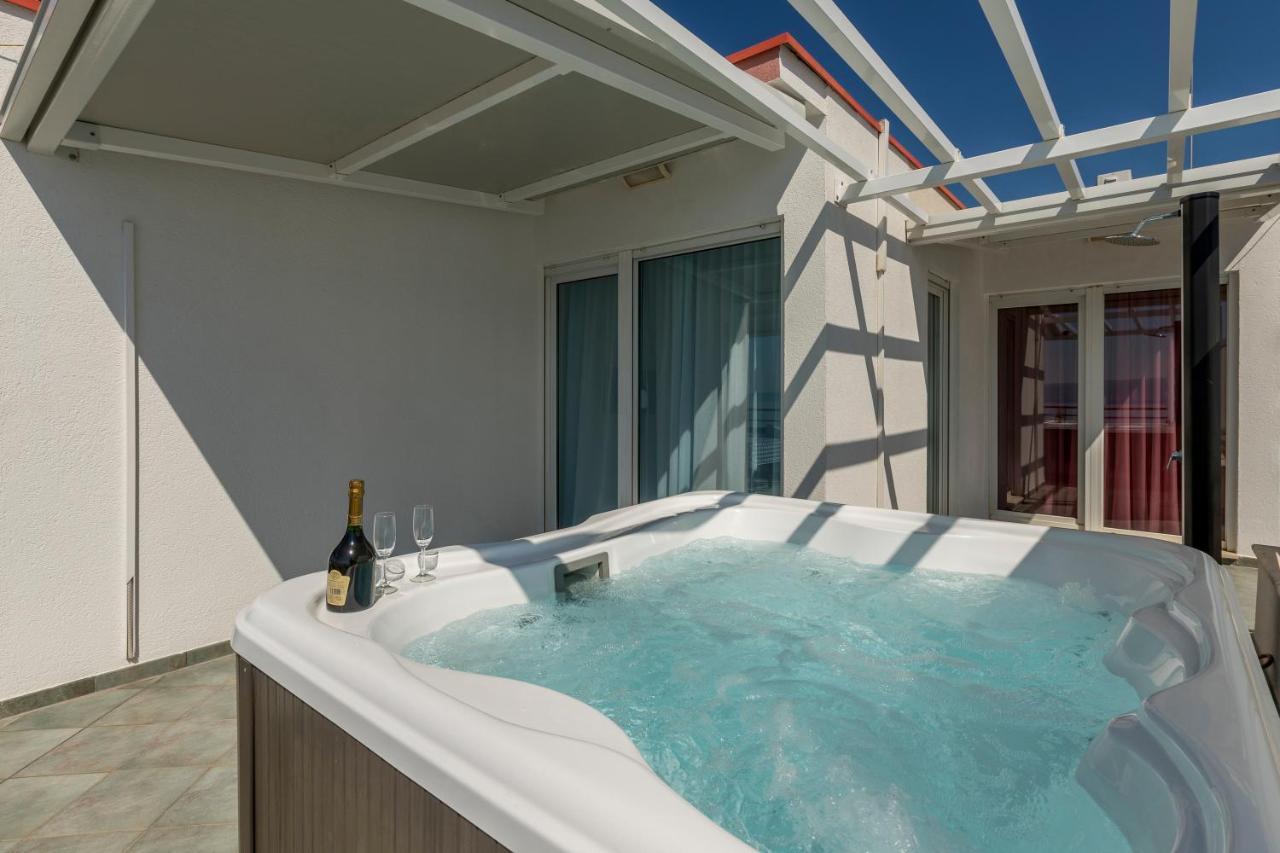 דירות ספליט Seaside Penthouse With Hot Tub Sky Living מראה חיצוני תמונה