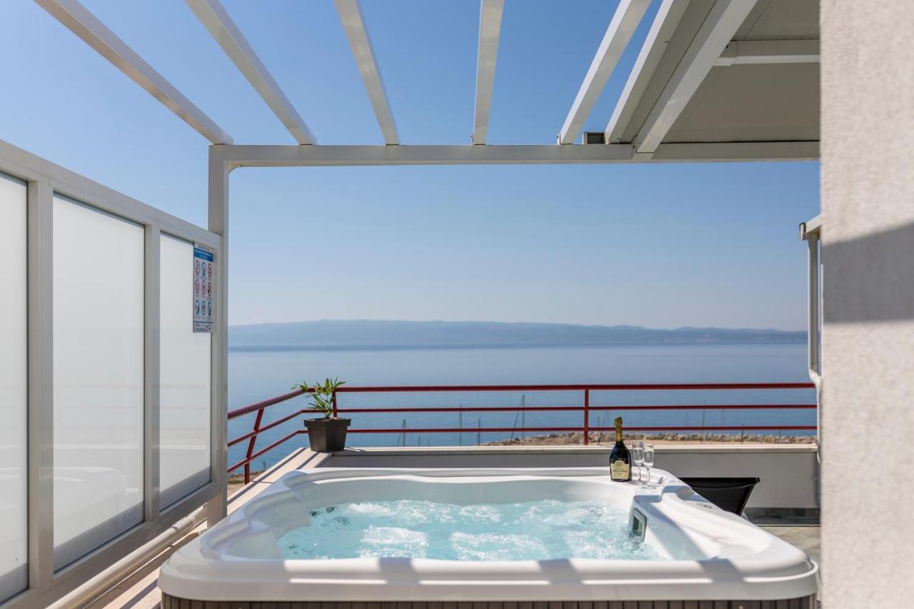 דירות ספליט Seaside Penthouse With Hot Tub Sky Living מראה חיצוני תמונה