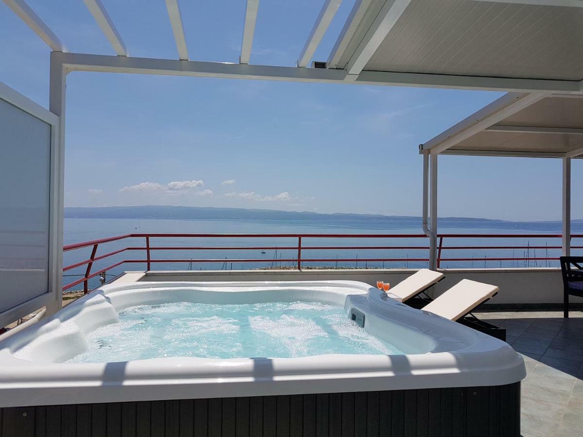 דירות ספליט Seaside Penthouse With Hot Tub Sky Living מראה חיצוני תמונה