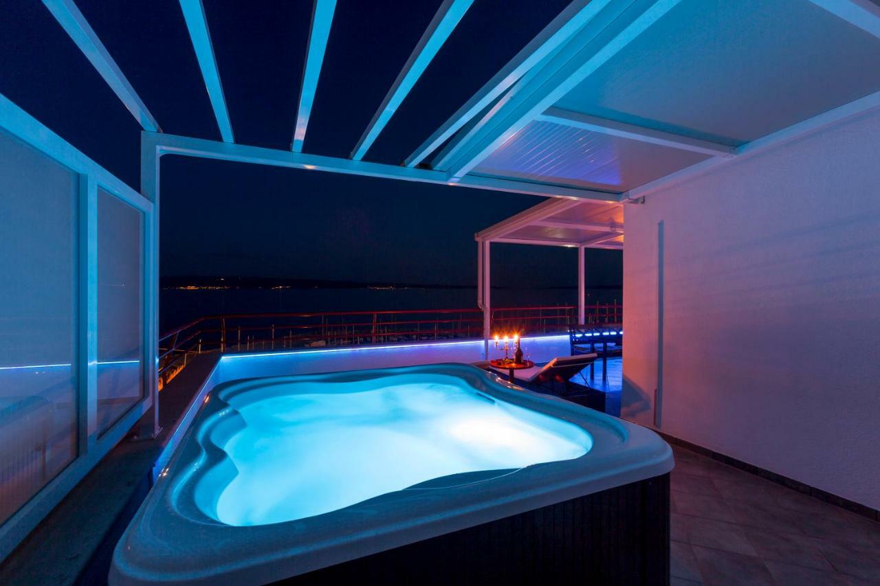 דירות ספליט Seaside Penthouse With Hot Tub Sky Living מראה חיצוני תמונה
