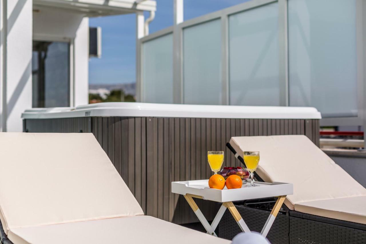 דירות ספליט Seaside Penthouse With Hot Tub Sky Living מראה חיצוני תמונה
